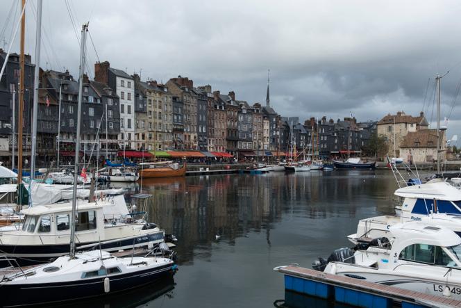 Quai Sainte-Catherine, em Honfleur, em novembro de 2018. A área fechada ao trânsito está no centro-direita da imagem.