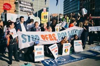 Vingt-six habitants de « hot spots » de contamination par les polluants éternels (PFAS) manifestent, avec le soutien de militants environnementaux, devant la Commission européenne, à Bruxelles, le 5 mars 2026.