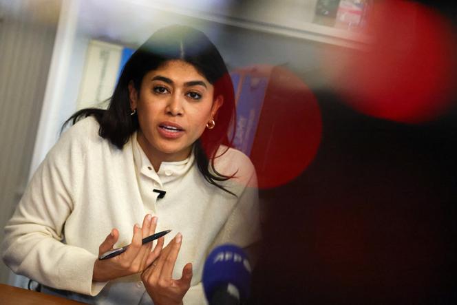 La France insoumise a eurodeputada Rima Hassan durante uma conferência de imprensa em Paris em 3 de abril de 2026. 