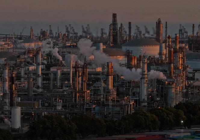 Uma refinaria de petróleo em Carson, Califórnia, 2 de abril de 2026. 
