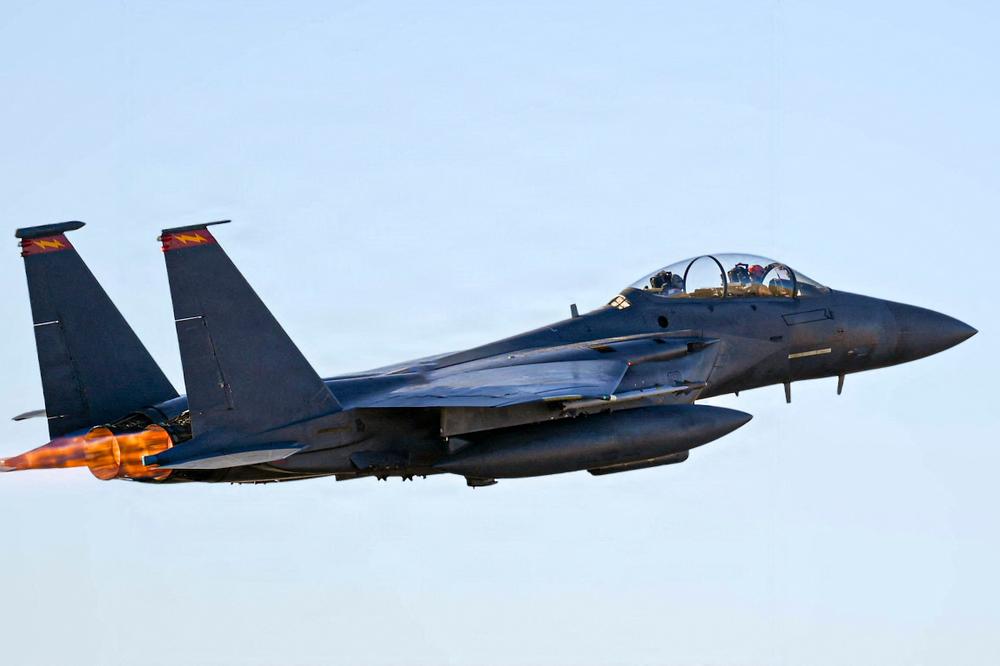 Cette photo, diffusée par l’US Air Force et le Commandement central des Etats-Unis, montre un F-15E de l’US Air Force décoller pour une mission de combat, depuis un lieu tenu secret, le 16 mars 2026. - US AIR FORCE/COMMANDEMENT CENTRAL DES ETATS-UNIS VIA AFP