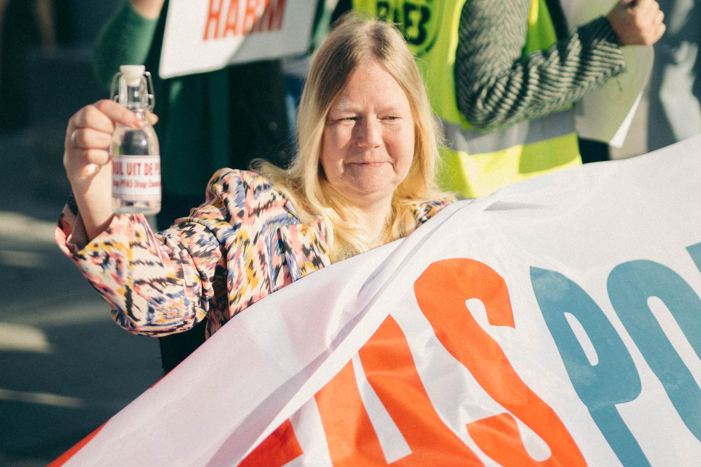 Des habitants de hot spots contaminés par des polluants éternels, venus de toute l’Europe, font remonter leur colère jusqu’à Bruxelles