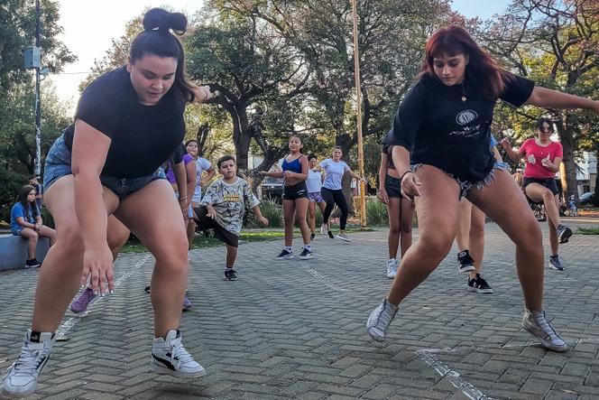 Lara Romero (esquerda) ensaia com La murga “los piantaos por la alegria” (“os loucos da alegria”), Praça Villa Bosch, subúrbio de Buenos Aires, 29 de março de 2026. 