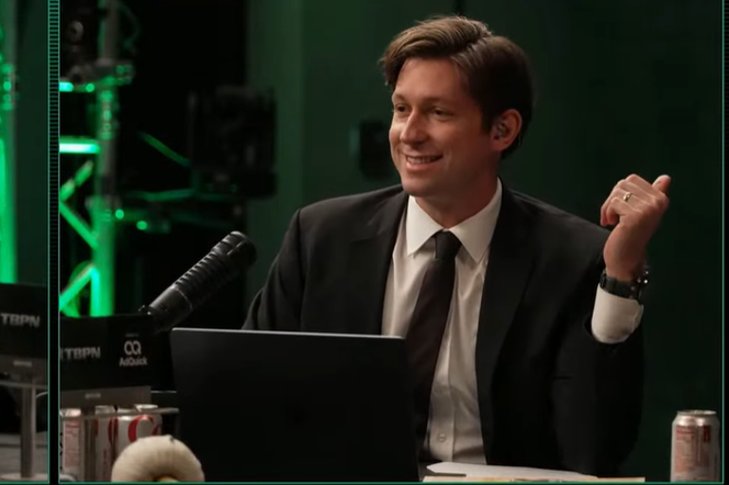 Jordi Hays (à gauche) et John Coogan, les animateurs de « TBPN », lors de l’enregistrement de l’un des épisodes de leur émission en ligne.