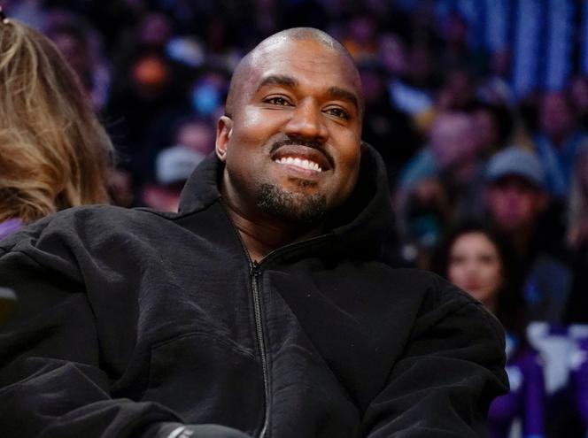   Kanye West assiste a um jogo de basquete da NBA em 11 de março de 2022, em Los Angeles, Califórnia.