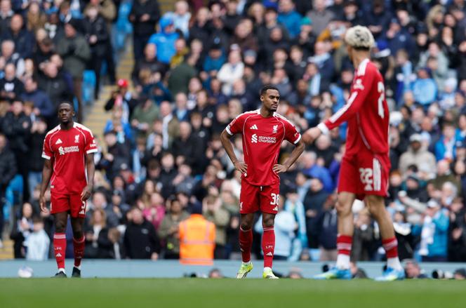 O meio-campista do Liverpool, Ryan Gravenberch (centro), após o terceiro gol de seu time nas quartas de final da FA Cup contra o Manchester City, no Eithad Stadium, em 4 de abril de 2026.