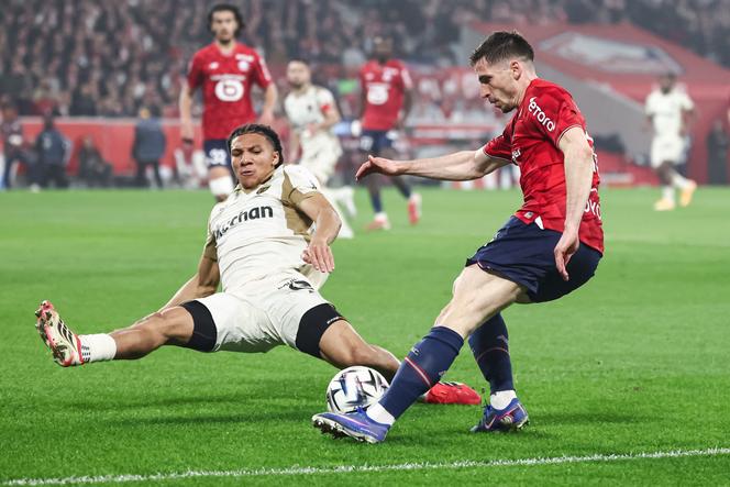 O zagueiro do Lensois, Pierre Ismaelo Ganiou, tenta enfrentar Romain Perraud, do Lille, no Stade Pierre-Mauroy em Villeneuve-d'Ascq (Norte), 4 de abril de 2026.