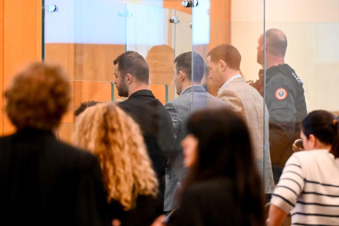 Denis Coulson, Loïck James e Rory Grice, durante o julgamento de recurso no tribunal de Angoulême, 3 de abril de 2026.