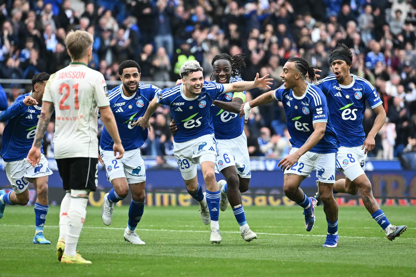 Le RC Strasbourg s’impose face à Nice en Ligue 1, avant le derby du Nord entre Lille et Lens