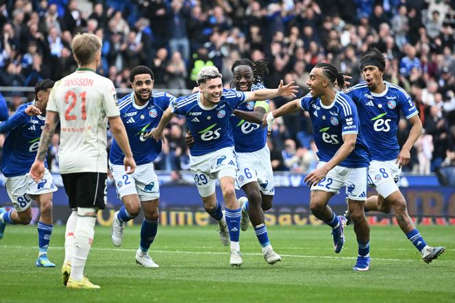 O meio-campista do RC Strasbourg Samir El Mourabet (centro) comemora seu gol durante a partida da Ligue 1 contra o OGC Nice, no estádio Meinau, em 4 de abril de 2026.