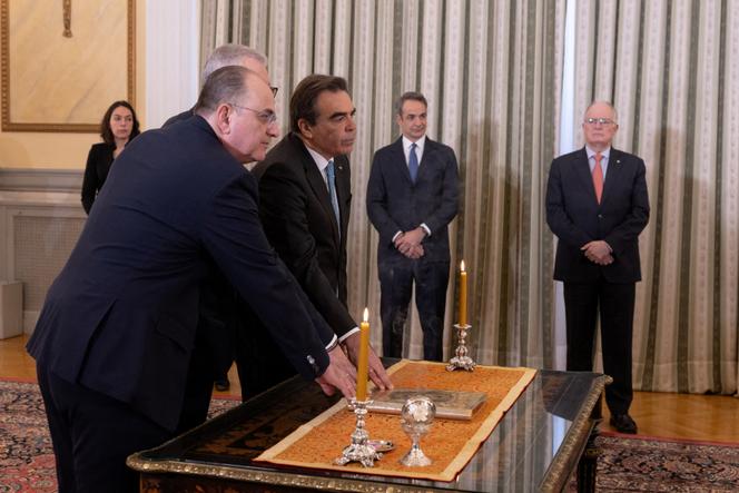 Kyriakos Mitsotakis, primeiro-ministro grego (centro), Konstantinos Tasoulas, o presidente grego (atrás à direita) e os três ministros recém-nomeados (à esquerda), durante a cerimónia de inauguração, no palácio presidencial, em Atenas, 4 de abril de 2026. 