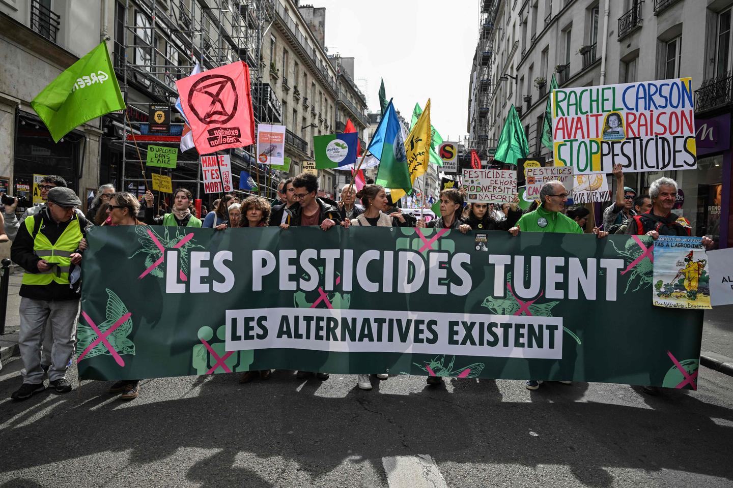 A Paris, des centaines de personnes participent à un « printemps bruyant » contre les pesticides