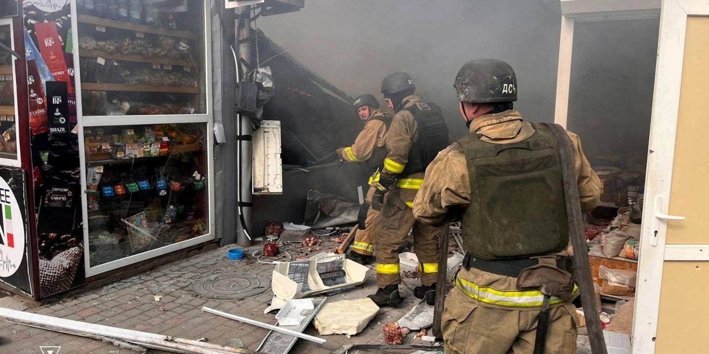 EN DIRECT, guerre en Ukraine : cinq morts et 22 blessés lors d’une frappe russe sur un marché ; cinq blessés dans une frappe de drone sur un quartier résidentiel de Kharkiv