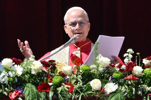 Le pape Léon XIV prononcer le message « Urbi et Orbi » et donner sa bénédiction à la ville et au monde dans le cadre des célébrations de Pâques, depuis le balcon principal de la basilique Saint-Pierre, sur la place Saint-Pierre au Vatican, le 5 avril 2025.