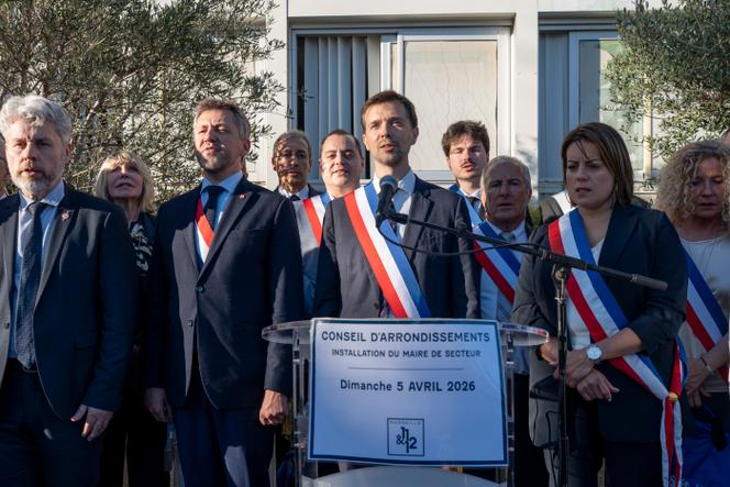 Olivier Rioult (centro), prefeito do RN dos 11º e 12º arrondissements de Marselha, cercado por Franck Allisio e Eléonore Bez, no dia de sua eleição, 5 de abril de 2026. 