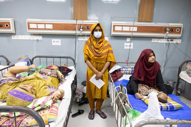 Moshammad Hafsa, mãe de Mohammad Hosasain (6 meses), em Dhaka, Bangladesh, em 29 de março de 2026. Ela gastou mais de 100.000 taka para o tratamento de seu filho. Atualmente, os médicos recomendam sua internação na unidade de terapia intensiva (UTI), mas a família está preocupada com as dificuldades financeiras e a falta de vagas disponíveis na UTI. 