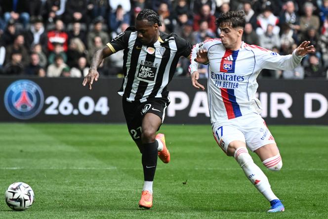 A zagueira do Angers, Lilian Raolisoa, e o atacante do Olympique Lyonnais, Afonso Moreira, durante a partida da Ligue 1 entre seus dois times no Stade Raymond-Kopa, em 5 de abril de 2026.