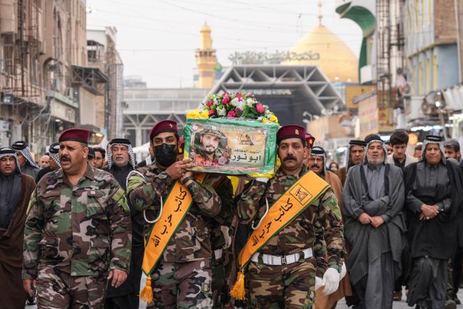 A milícia pró-iraniana Kataeb Hezbollah (“Brigadas do Hezbollah”), durante o funeral de um dos seus membros, morto por um ataque americano em Al-Qaim, perto da fronteira com a Síria. Em Najaf, 19 de março de 2026. 