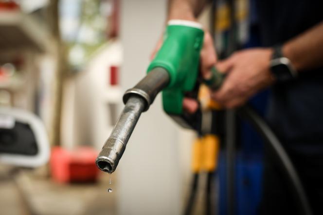 Um posto de gasolina em Paris, 5 de abril de 2026.