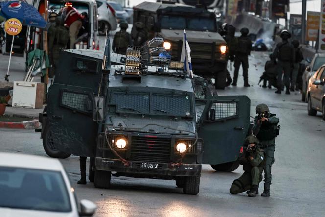 Membros das forças de segurança israelenses, no bairro de Kafr Aqab, quase 6 quilômetros ao sul de Ramallah, na Cisjordânia ocupada, 5 de abril de 2026.