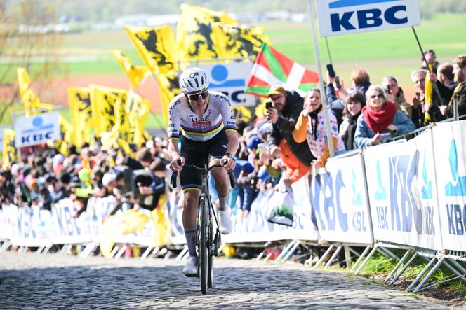O cavaleiro esloveno Tadej Pogacar durante o Tour de Flandres em Haaltert (Bélgica), 5 de abril de 2026. 