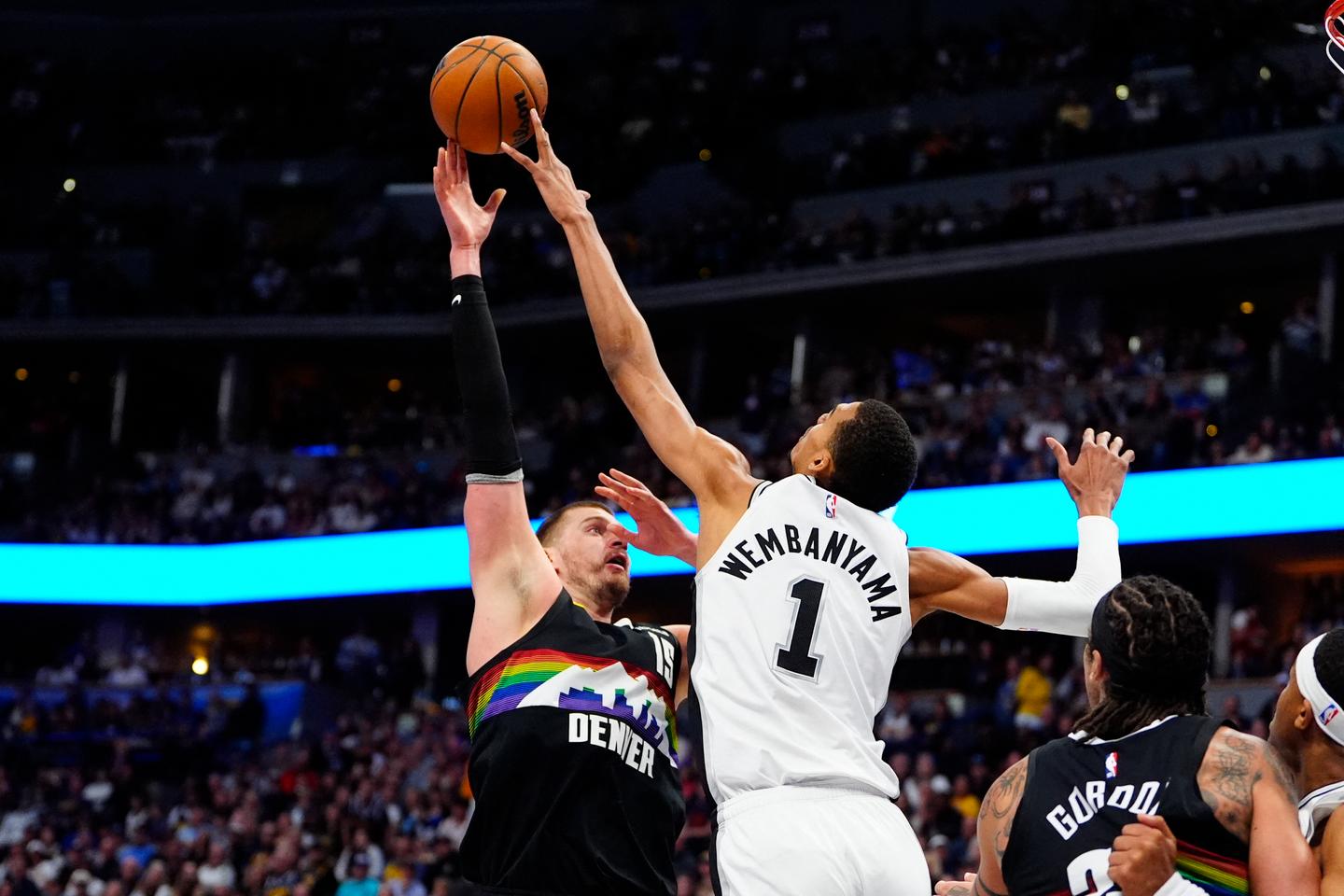 Victor Wembanyama désigné meilleur défenseur de la saison en NBA, un record à 22 ans