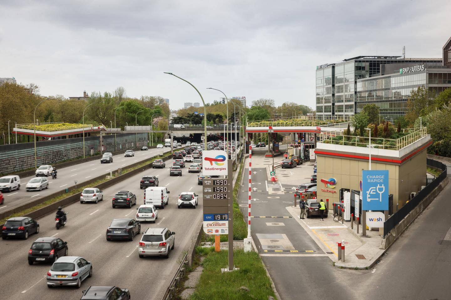 Carburants : Sébastien Lecornu va aider les « grands rouleurs » aux revenus très modestes, malgré des marges de manœuvre budgétaires réduites