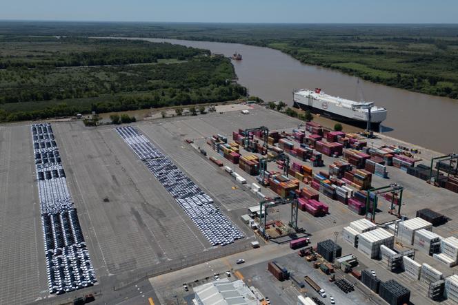 O navio transportador de veículos 