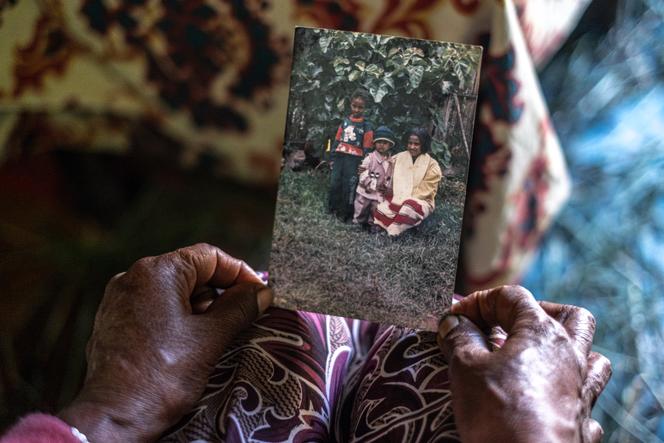 Askale Mekonnen montre une photo de sa fille, Julie-Sara Foulon, et de ses sœurs, en Ethiopie, avant leur adoption irrégulière. A Dessié (Ethiopie), le 24 novembre 2025.