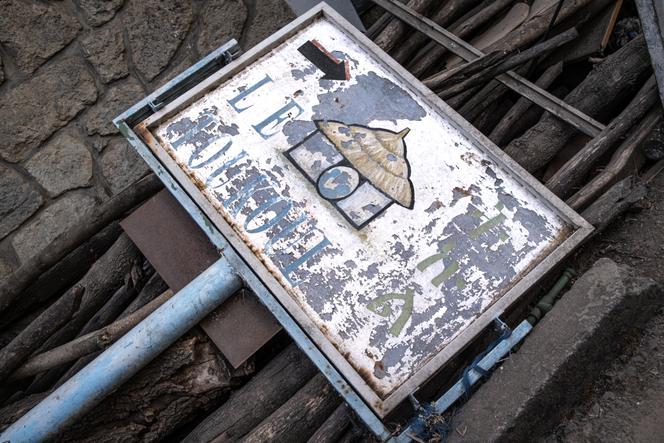 Un ancien panneau de l’orphelinat éthiopien Le Toukoul, abandonné à l’arrière du bâtiment avec d’autres débris de rénovation, à Addis-Abeba, le 29 janvier 2026.
