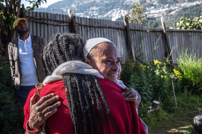 Askale Mekonnen se reencontra com sua filha, Julie-Sara Foulon, em Dessié, na região de Amhara, Etiópia, em 24 de novembro de 2025.