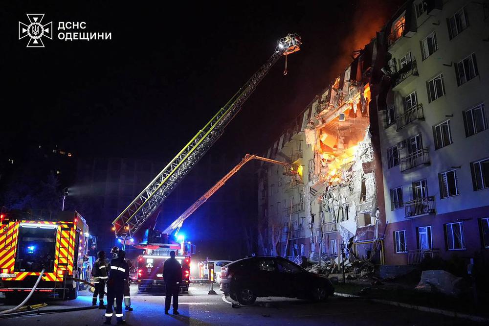 Des pompiers ukrainiens tente d’éteindre l’incendie d’un immeuble résidentiel à Odessa, après une frappe russe, le 6 avril 2026. - SERVICE NATIONAL DES SITUATIONS D’URGENCE D’UKRAINE/AFP