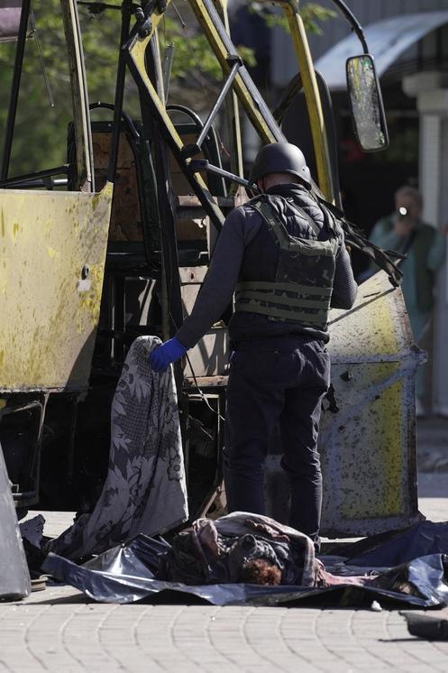 La carcasse d’un autobus détruit lors d’un bombardement russe à Nikopol, qui a fait au moins quatre morts, le 7 avril 2026.