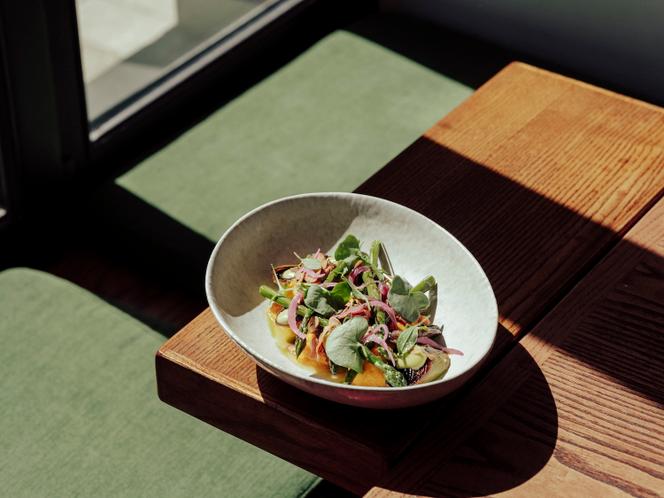 O prato vegetariano do Bistrot du Haou, uma mistura harmoniosa de lascas de alho, primeiras pontas de aspargos, cogumelos fritos, brotos de espinafre e picles de cebola roxa.