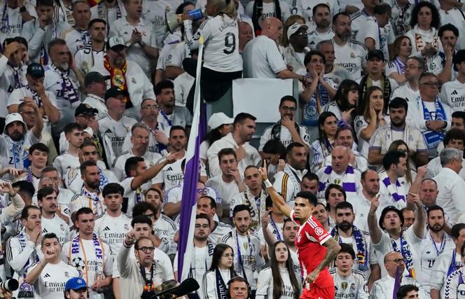 O jogador do Bayern de Munique, Luis Diaz, abriu o placar contra o Real Madrid, no jogo de ida das quartas de final da Liga dos Campeões, terça-feira, 7 de abril, no estádio Bernabéu. 