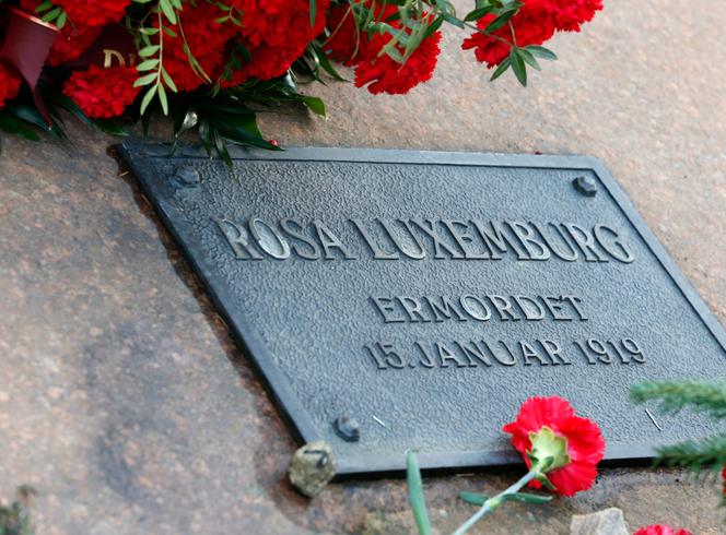 Des œillets rouges sur la tombe de la militante communiste allemande Rosa Luxemburg, à Berlin, en Allemagne, le 12 janvier 2014.