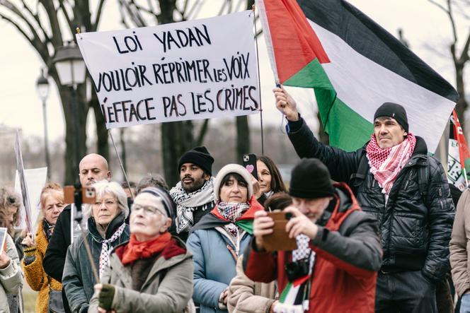 Uma manifestação contra a proposta de lei Yadan, em homenagem a Caroline Yadan, deputada pelo 8º círculo eleitoral de franceses que vivem no exterior, em Les Invalides, em Paris, em 20 de janeiro de 2026.