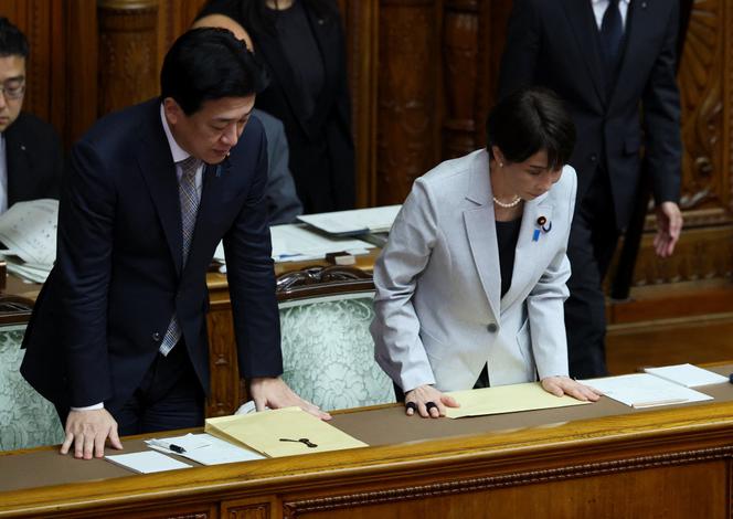 A primeira-ministra japonesa Sanae Takaichi e o porta-voz do governo Minoru Kihara em Tóquio em 7 de abril de 2026. 