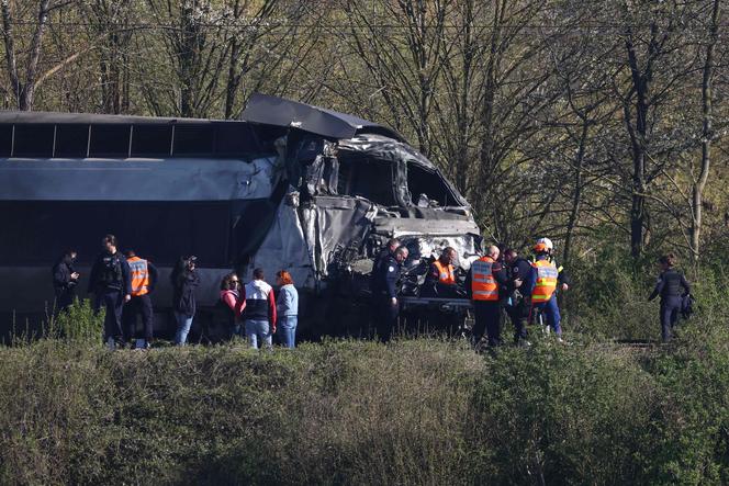 Bombeiros e policiais evacuam uma pessoa do TGV, após colisão com o reboque de um comboio excepcional, em Bully-les-Mines (Pas-de-Calais), 7 de abril de 2026.