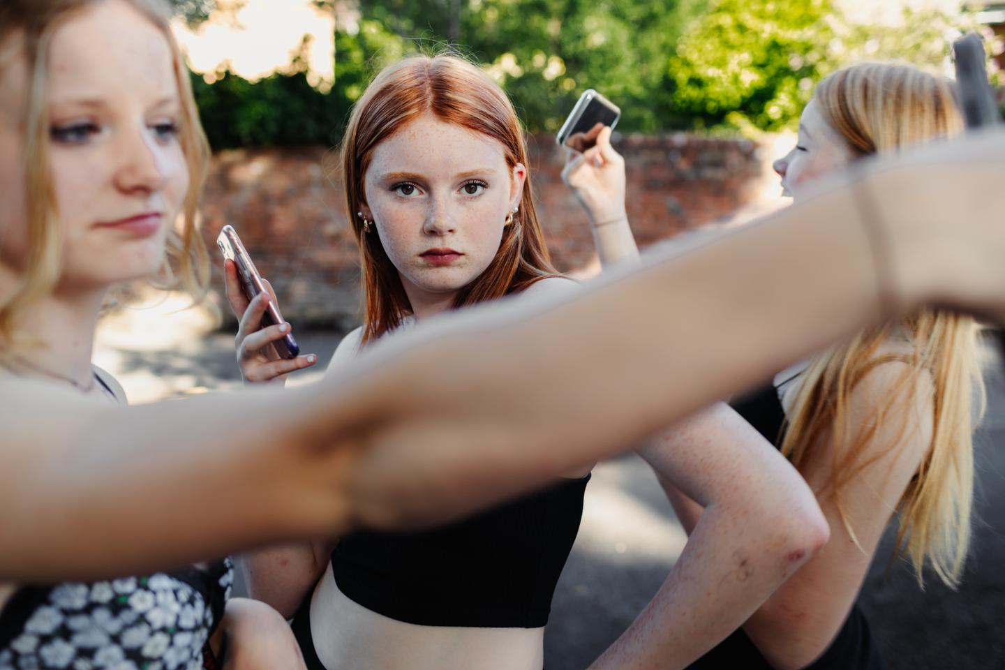 « On leur demande d’être à la fois la Madone et la putain » : la photographe Philippa James dévoile le quotidien de sa fille ado sur les réseaux sociaux