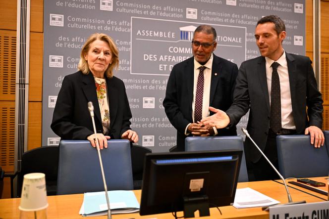 La ministre de la culture, Catherine Pégard (à gauche), et le député (LR) Alexandre Portier (à droite), à l’Assemblée nationale, lors d’une audition sur le projet de loi relatif à la restitution des biens coloniaux, à Paris, le 7 avril 2026.