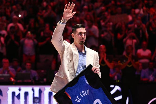 O jogador de basquete Nando De Colo durante cerimônia que marca sua aposentadoria internacional, antes da partida entre França e Espanha, na Accor Arena, em Paris, em 16 de agosto de 2025. 