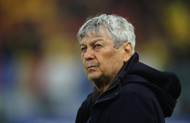 O técnico romeno Mircea Lucescu durante uma partida entre Romênia e Bósnia-Herzegovina em Bucareste, em 21 de março de 2025.