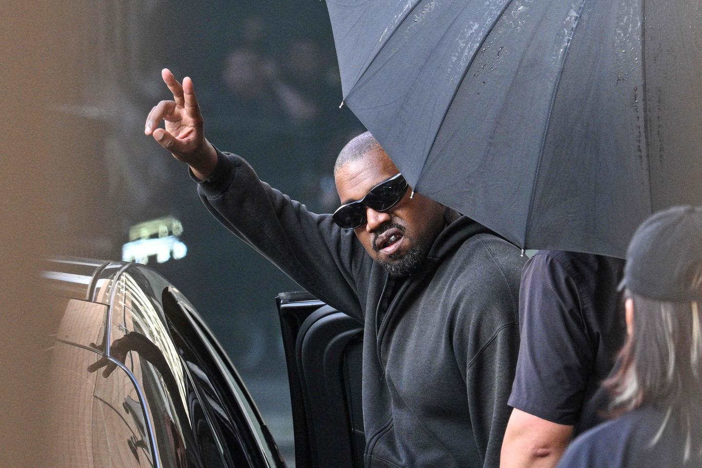 Kanye West interdit d’entrée au Royaume-Uni à la suite de propos antisémites ; le festival à l’origine de son invitation annulé