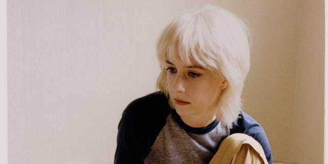 Avalon Emerson continue sa métamorphose, de DJ à chanteuse pop