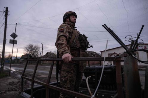 Un soldat de la 93ᵉ brigade mécanisée séparée de Kholodnyi Yar, dans un village à la périphérie de Druzhkivka, dans l’oblast de Donetsk (Ukraine), le 7 avril 2026.