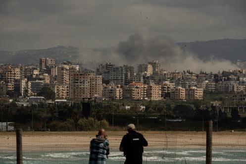 Les frappes israéliennes sur le sud du Liban vues depuis un hôtel à Tyr (Liban), le 8 avril 2026.