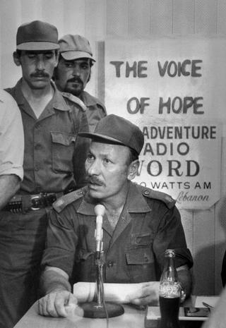 Saad Haddad, maggiore di una milizia cristiana alleata di Israele, durante una trasmissione sulla stazione radio cristiana La Voix de l'espoir, il 15 settembre 1979.