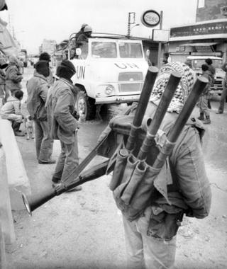 Guerriglieri palestinesi, mentre il primo contingente della Forza di Interposizione delle Nazioni Unite in Libano attraversa Tiro (Libano), il 24 marzo 1978.