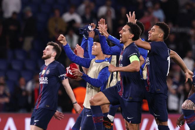 Os jogadores do PSG comemoram a vitória após vencer o jogo de ida das quartas de final da Liga dos Campeões contra o Liverpool FC, no Parc des Princes, em Paris, em 8 de abril de 2026. 